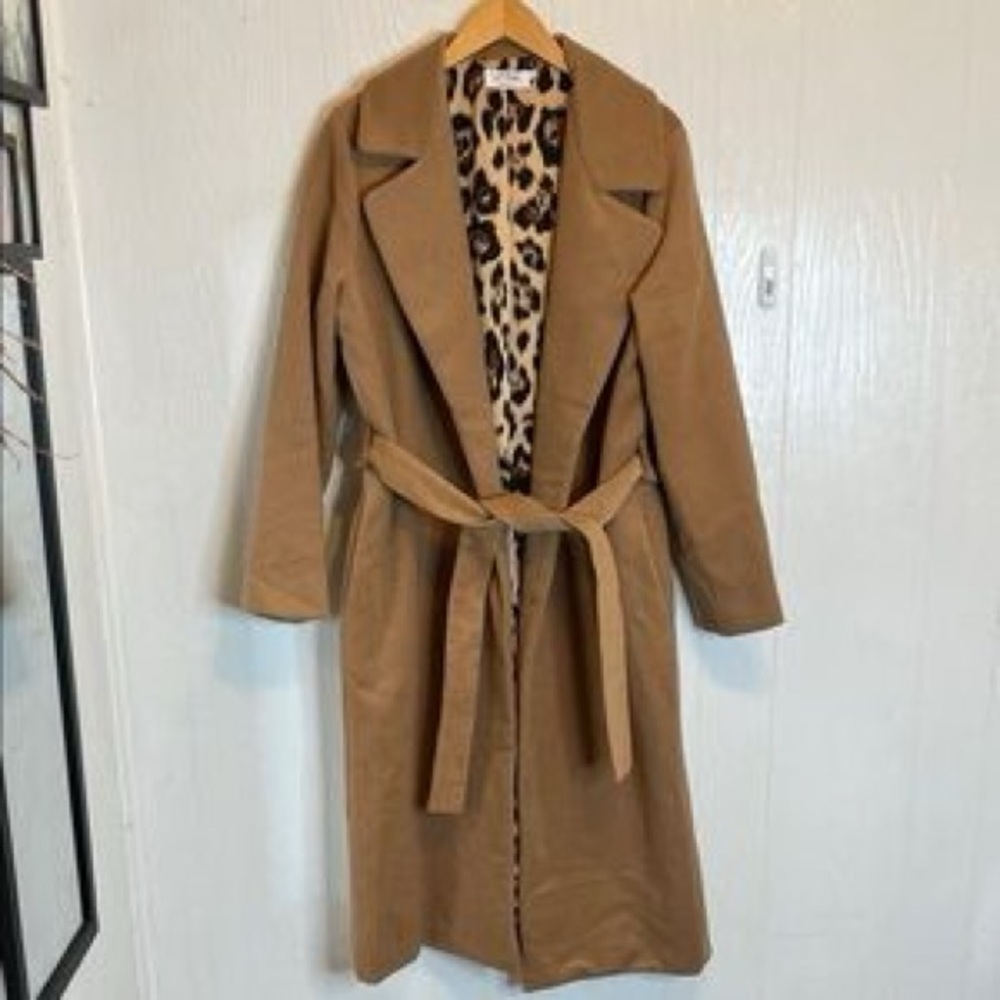 Elegant Tan Trench Coat with Leopard Print Lining